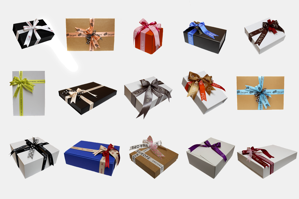 Eine wunderschöne Collage aus bedruckten Bändern. Mit Liebe zum Detail liefern wir luxuriöse Geschenkbänder, die sich hervorragend zum Verschönern Ihrer wunderschönen Geschenke eignen. 